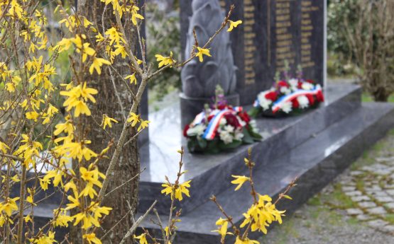 Deux gerbes posées devant le monument aux morts.