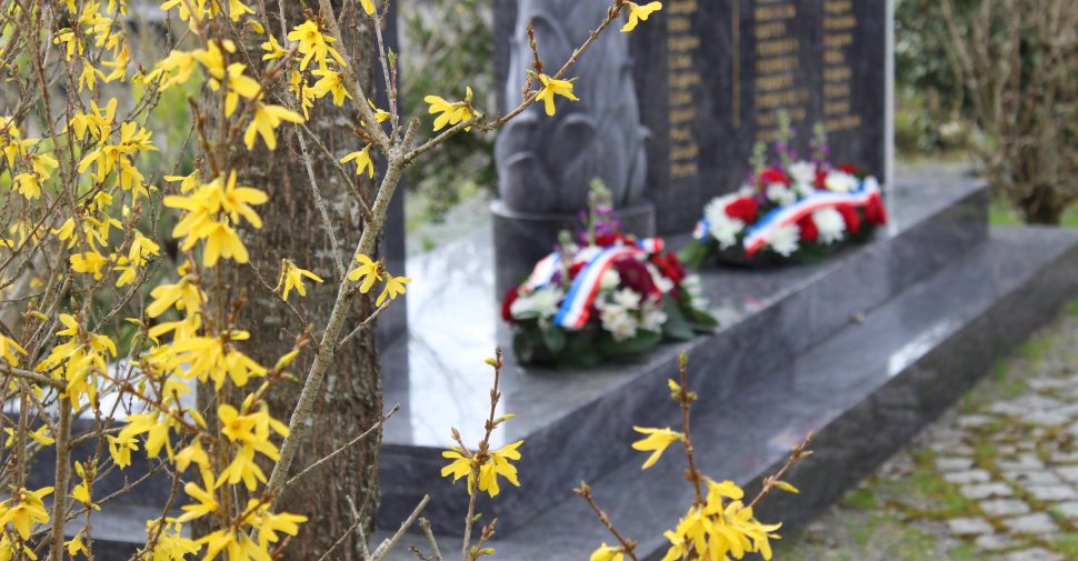 Deux gerbes posées devant le monument aux morts.