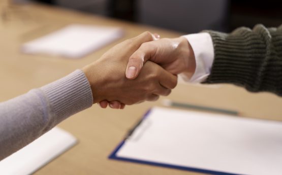 mains se serrant pour accord