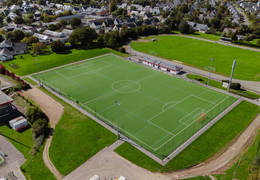 Deux terrains de football, dont un en synthétique.