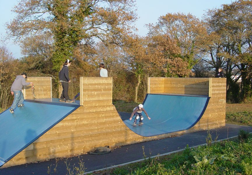 Des enfants jouent sur le skate park.