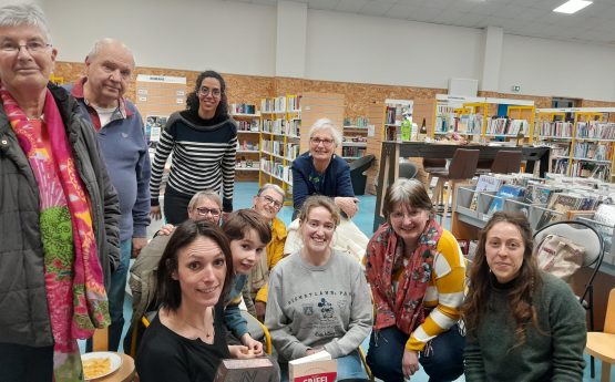 Groupe de personnes à la bibliothèque pour les coups de cœur littéraire de printemps