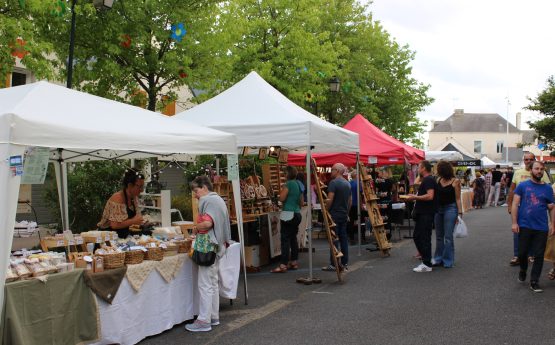 Plusieurs stands de créateurs présents pour le marché nocturne